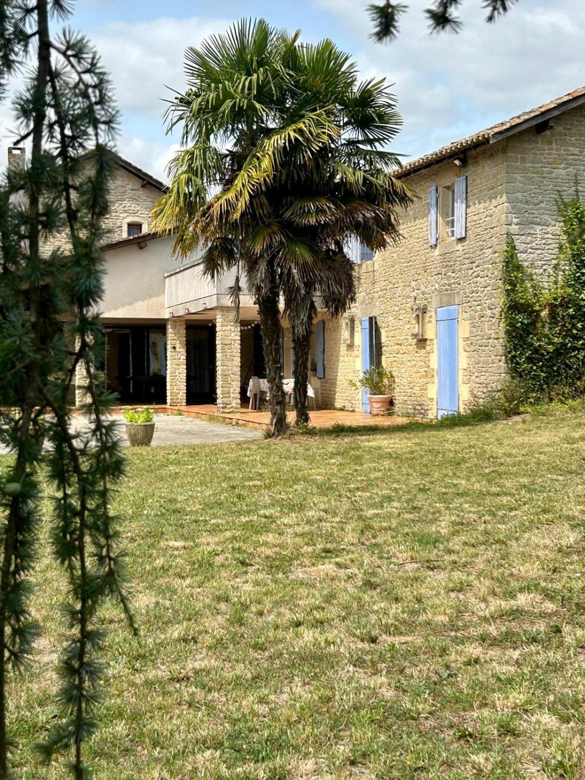 Domaine De Fontsauzine - Gites Et Chambre D'Hotes Genouille  Luaran gambar