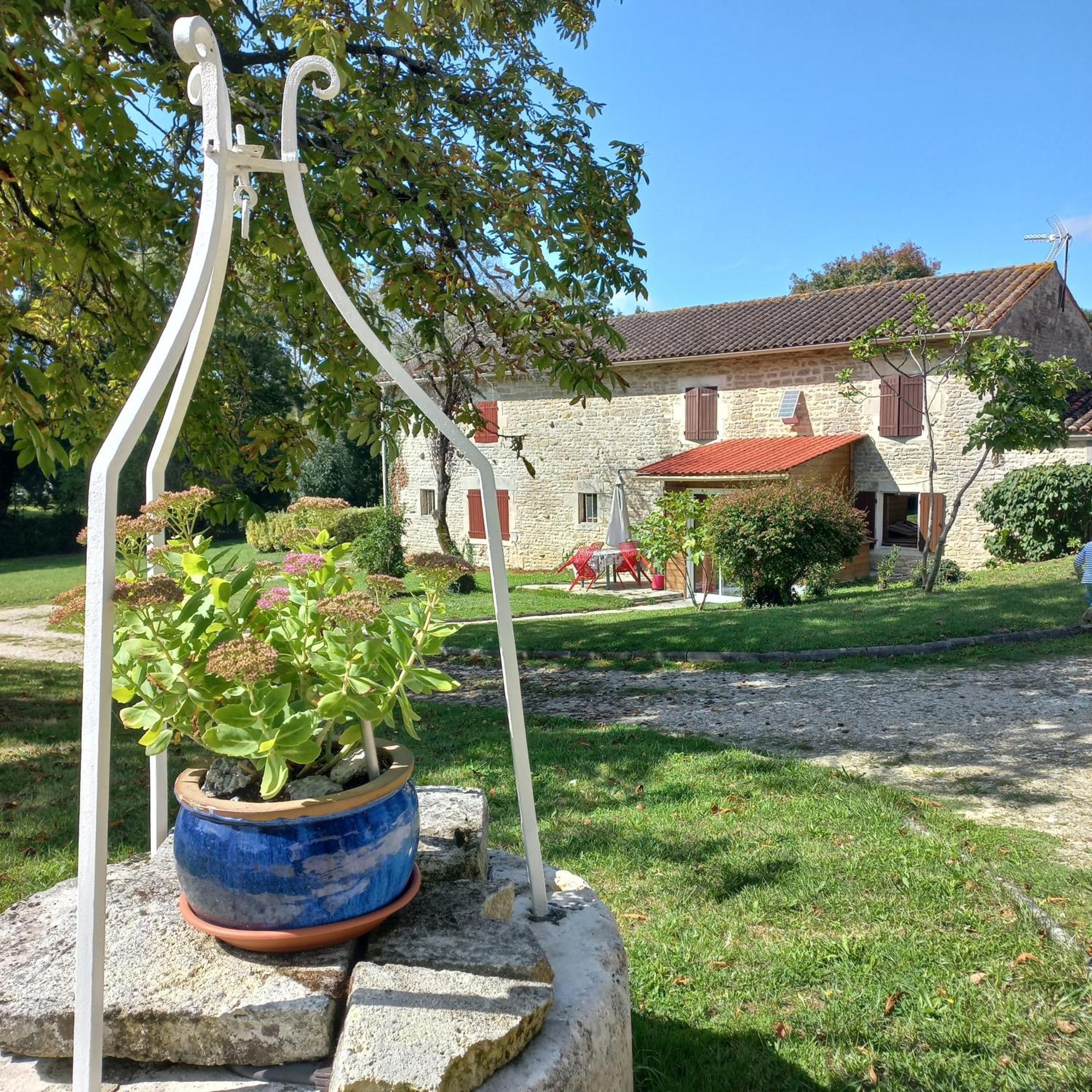 Domaine De Fontsauzine - Gites Et Chambre D'Hotes Genouille  Luaran gambar